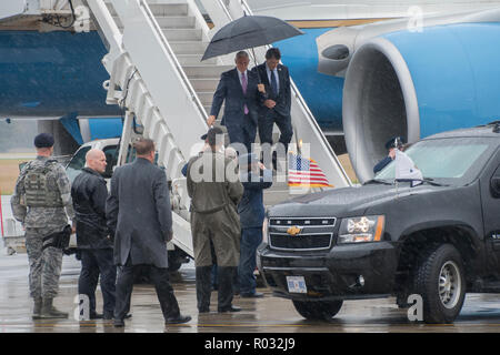 179Th Airlift Wing Commander, Oberst Allison Miller begrüßt Vizepräsident der Vereinigten Staaten Michael R. Pence nach seiner Ankunft in Mansfield, Ohio, Okt. 31, 2018. (U.S. Air National Guard Foto von Airman Alexis Furt) Stockfoto