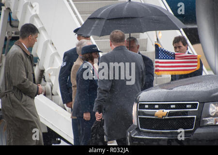 179Th Airlift Wing Commander, Oberst Allison Miller spricht mit der Vizepräsident der Vereinigten Staaten Michael R. Pence nach seiner Ankunft in Mansfield, Ohio, Okt. 31, 2018. (U.S. Air National Guard Foto von Airman Alexis Furt) Stockfoto