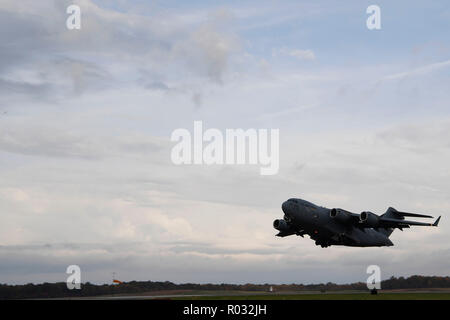 Eine C-17 Globemaster III von Travis Air Force Base, Kalifornien, ab Oktober 31, 2018, von Ft. Knox. Kentucky. Die C-17 Globemaster III ist für den Transport von Soldaten, Ausrüstung und Ressourcen Abteilung für Innere Sicherheit entlang der südwestlichen Grenze zu helfen. (US Air Force Foto von Airman First Class Daniel A. Hernandez) Stockfoto