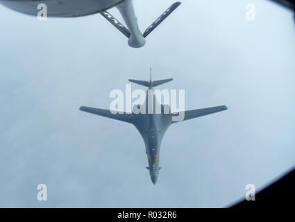 Ein US Air Force B-1B Lancer ab der 28. Bombe Flügel, Ellsworth Air Force Base, South Dakota, bricht ein US Air Force KC-135 Stratotanker aus der 100 Luftbetankung Flügel, RAF Mildenhall, England, nach der Teilnahme an Übung Trident Punkt 18, vor der Küste von Island, Okt. 30, 2018. Trident Zeitpunkt ist die größte NATO-Übung seit 2015, mit der Teilnahme von mehr als 50.000 militärische Mitglieder aus 31 Nationen. Die Übung hilft die Fähigkeit der NATO zur Abschreckung und gegen jeden Gegner zu verteidigen. (U.S. Air Force Foto von Flieger 1. Klasse Brandon Esau) Stockfoto
