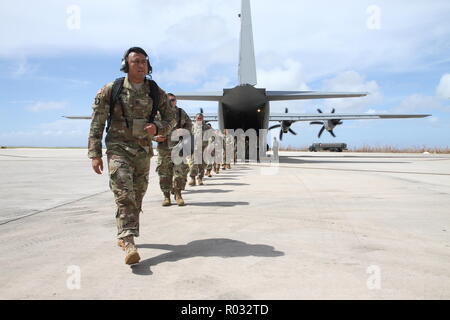 SAIPAN, Commonwealth der Nördlichen Marianen - Guam-basierte Soldaten mit der 9 Mission Support Command, U.S. Army Reserve, und die Guam Army National Guard ihren Weg aus der US Air Force C-130 am Francisco C. Ada International Airport, Nov. 1. Wiederherstellungsmaßnahmen werden während der gesamten Marianen in Reaktion auf Super Typhoon Yutu, die Tausende Bewohner ohne Strom und fließendes Wasser. Service Mitglieder aus der gemeinsamen Region Marianas und Indopazifik Befehl bieten Verteidigungsministerium Unterstützung des Commonwealth der Nördlichen Marianen "zivilen Stockfoto