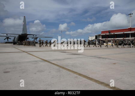 SAIPAN, Commonwealth der Nördlichen Marianen - Soldaten mit der 9 Mission Support Command, U.S. Army Reserve, und die Guam Army National Guard gehen Sie in Richtung der militärischen Empfang für In-Verarbeitung am Francisco C. Ada International Airport, Nov. 1. Service Mitglieder aus der gemeinsamen Region Marianas und Indopazifik Befehl bieten Verteidigungsministerium Unterstützung des Commonwealth von zivilen und lokalen Beamten der Nördlichen Marianen" als Teil der FEMA-unterstützte Typhoon Yutu Wiederaufnahme Bemühungen. (U.S. Army Staff Sergeant James Kennedy Benjamin, 302Nd Quartermaster Firma, 9 t Stockfoto