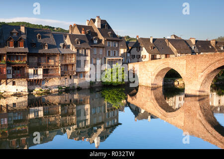 Riverside Häuser und gewölbte Brücke in den Fluss von Estaign Frankreich wider Stockfoto