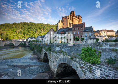 Französisches Dorf und das Schloss Estaign Frankreich mit der gewölbten Brücke und Fluss im Vordergrund bei Sonnenaufgang Stockfoto