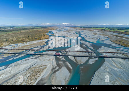 Straße und Schiene Brücken über Rakaia Fluss, Rakaia, und Südlichen Alpen, Mid Canterbury, Südinsel, Neuseeland - Luftbild Stockfoto