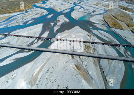 Straße und Schiene Brücken über Rakaia Fluss, Rakaia, Mid Canterbury, Südinsel, Neuseeland - Luftbild Stockfoto