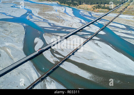 Straße und Schiene Brücken über Rakaia Fluss, Rakaia, Mid Canterbury, Südinsel, Neuseeland - Luftbild Stockfoto