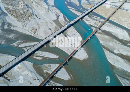 Straße und Schiene Brücken über Rakaia Fluss, Rakaia, Mid Canterbury, Südinsel, Neuseeland - Luftbild Stockfoto