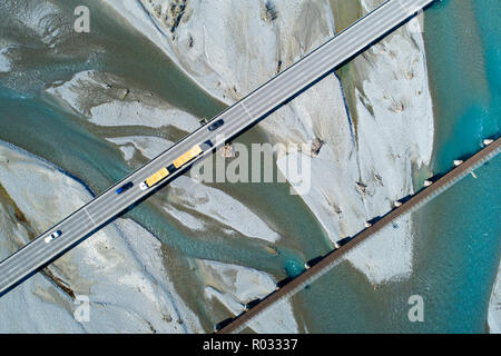 Straße und Schiene Brücken über Rakaia Fluss, Rakaia, Mid Canterbury, Südinsel, Neuseeland - Luftbild Stockfoto