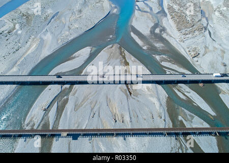 Straße und Schiene Brücken über Rakaia Fluss, Rakaia, Mid Canterbury, Südinsel, Neuseeland - Luftbild Stockfoto