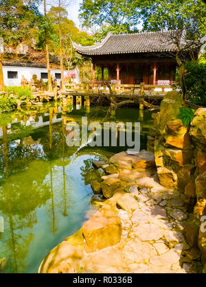 Vertikale Ansicht eines traditionellen Pavillon in Yuyuan Gärten, Shanghai, China Stockfoto