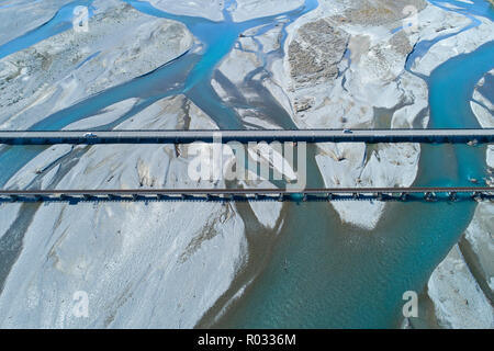 Straße und Schiene Brücken über Rakaia Fluss, Rakaia, Mid Canterbury, Südinsel, Neuseeland - Luftbild Stockfoto