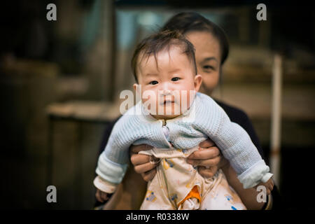 Portrait von baby boy in die Kamera schaut Stockfoto