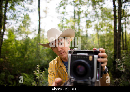 Reifer mann Einrichten einer Großformat-Kamera. Stockfoto