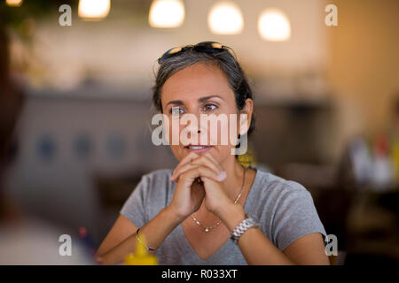 Reife Frau in café Stockfoto