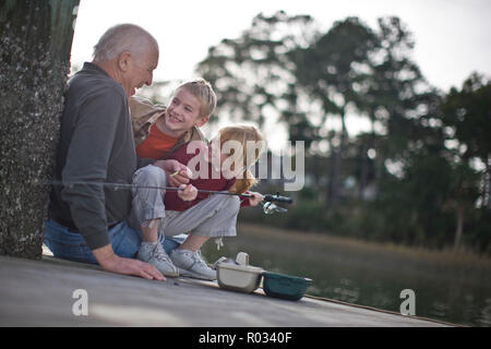 Großvater und Enkel Angeln am Pier Stockfoto