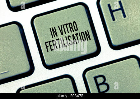 Text zeichen In-vitro-Fertilisation. Konzeptionelle Foto ein Ei ist durch Samenzellen in einem Reagenzglas befruchtet. Stockfoto