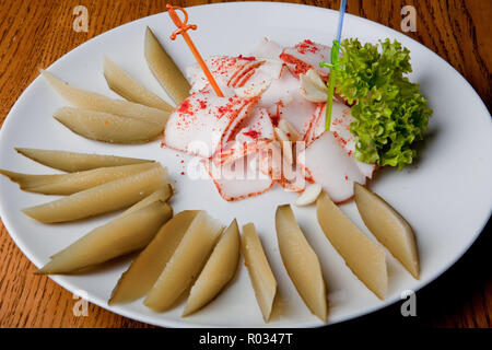 Salat mit Croutons auf einem Holztisch. Snack für Bier. Stockfoto