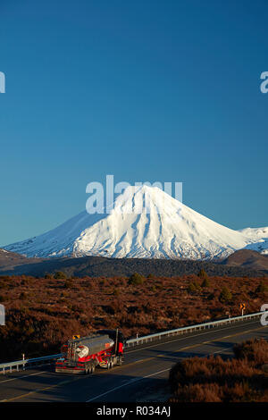 Mt Ngauruhoe und Tanker auf Wüste Straße, Tongariro National Park, Central Plateau, North Island, Neuseeland Stockfoto