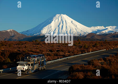 Mt Ngauruhoe und Autotransporter auf Wüste Straße, Tongariro National Park, Central Plateau, North Island, Neuseeland Stockfoto