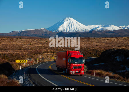 Mt Ngauruhoe und NZ Post Lkw auf Wüste Straße, Tongariro National Park, Central Plateau, North Island, Neuseeland Stockfoto