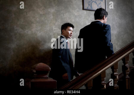 Zwei Geschäftsleute in einer Diskussion, während Sie gehen eine Treppe in einem Gebäude. Stockfoto