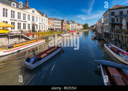 Ein Schiff an einem Kanal in der belgischen Stadt Gent Stockfoto