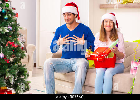 Junges Paar Weihnachten zu Hause feiern. Stockfoto