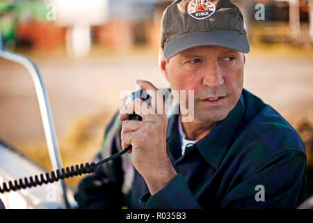 Reifen erwachsenen Mann mit einer Kappe und einem Radio Mic. Stockfoto