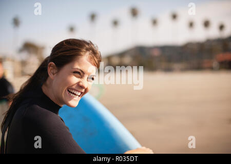 Porträt der jungen weiblichen Surfer am Strand. Stockfoto