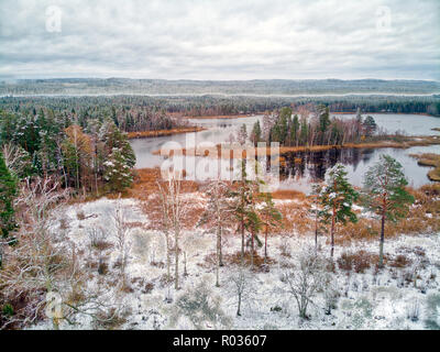 Der erste Schnee in einem teilweise schneebedeckten Landschaft Stockfoto