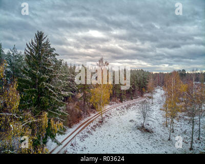 Der erste Schnee in einem teilweise schneebedeckten Landschaft Stockfoto