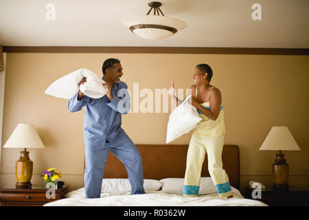 Paar mit einer Kissenschlacht in Ihrem Hotelzimmer. Stockfoto