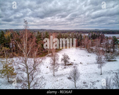 Der erste Schnee in einem teilweise schneebedeckten Landschaft Stockfoto