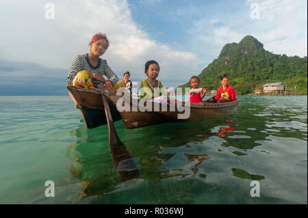 Semporna Sabah Malaysia - Sep 1, 2018: Gruppe von Meer Bajau Damen gruss Besucher aus ihren Holz- Boot. Stockfoto