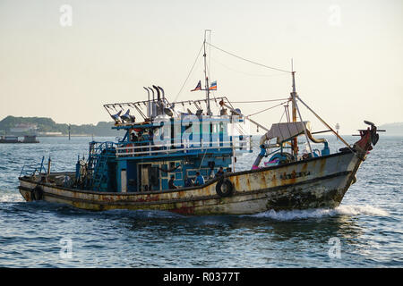 Kota Kinabalu in Sabah Malaysia - 15.August 2018: Fischereifahrzeug bei Kota Kinabalu Strandpromenade am 13 Apr, 2017 gesehen. Stockfoto