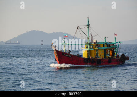 Kota Kinabalu in Sabah Malaysia - 15.August 2018: Fischereifahrzeug bei Kota Kinabalu Strandpromenade am 13 Apr, 2017 gesehen. Stockfoto