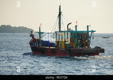 Kota Kinabalu in Sabah Malaysia - 15.August 2018: Fischereifahrzeug bei Kota Kinabalu Strandpromenade am 13 Apr, 2017 gesehen. Stockfoto