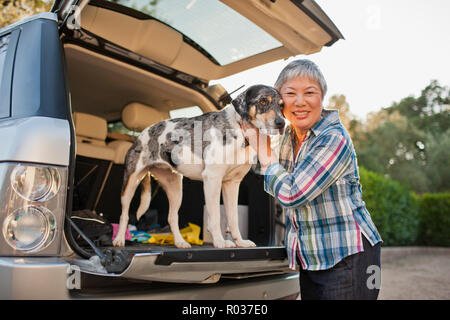 Gerne ältere Frau Verklebung mit ihrem Hund. Stockfoto