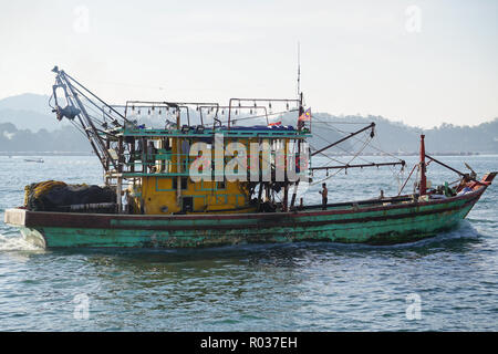 Kota Kinabalu in Sabah Malaysia - 15.August 2018: Fischereifahrzeug bei Kota Kinabalu Strandpromenade am 13 Apr, 2017 gesehen. Stockfoto