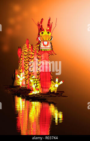 Das chinesische Neujahr dragon Laternen am Teich in China Town. Stockfoto