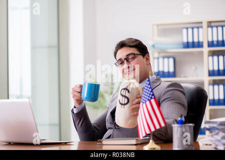 Geschäftsmann mit der amerikanischen Flagge im Büro Stockfoto