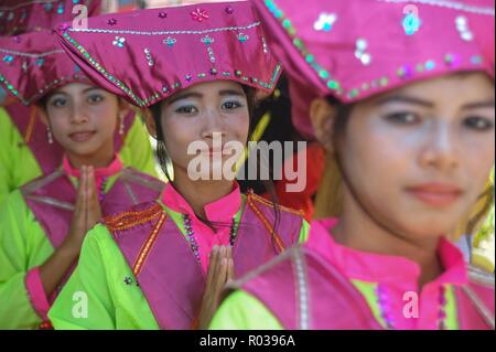 Kiulu Sabah Malaysia - Aug 9, 2018: eine Gruppe der indigenen Bevölkerung von Sabah Borneo das Tragen der Tracht in Kiulu Sabah. Stockfoto