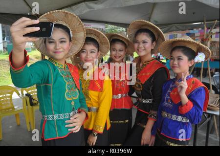 Kiulu Sabah Malaysia - Aug 9, 2018: Eine Gruppe von indigenen Dame unter selfie während Internationaler Tag der indigenen Völker 2018 in Kiulu. Stockfoto