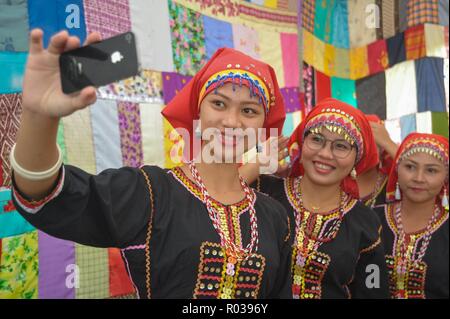 Kiulu Sabah Malaysia - Aug 9, 2018: Eine Gruppe von indigenen Dame unter selfie während Internationaler Tag der indigenen Völker 2018 in Kiulu. Stockfoto