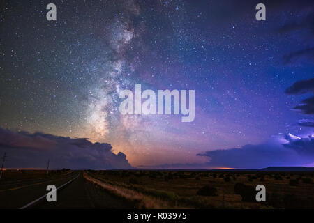 Die Milchstraße und Sterne mit Stürmen am Nachthimmel in der Nähe von Winslow, Arizona Stockfoto