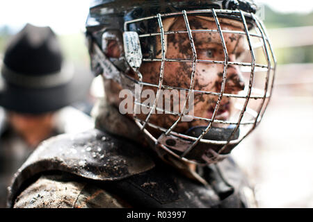 Schlamm bedeckten Rodeo Cowboy post fahren. Stockfoto