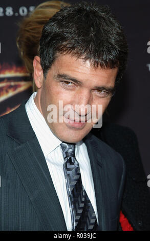 Antonio Banderas Ankunft in die Legende des Zorro Premiere im Orpheum Theater in der Innenstadt von Los Angeles. BanderasAntonio 111 Red Carpet Event, Vertikal, USA, Filmindustrie, Prominente, Fotografie, Bestof, Kunst, Kultur und Unterhaltung, Topix Prominente Fashion/Vertikal, Besten, Event in Hollywood Leben - Kalifornien, Roter Teppich und backstage, USA, Film, Stars, Film Stars, TV Stars, Musik, Promis, Fotografie, Bestof, Kunst, Kultur und Unterhaltung, Topix, headshot, vertikal, eine Person aus dem Jahr 2005, Anfrage tsuni@Gamma-USA.com Stockfoto