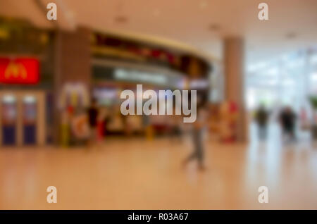 Blur Menschen um Lebensmittel im Shop. Verwendung als Hintergrundbild. Stockfoto