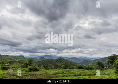 Dunkle Gewitterwolken vor Regen über die Berge Stockfoto